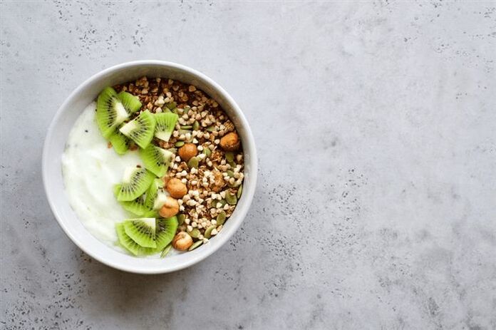 Buckwheat porridge with yogurt and fruit